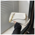 Dettaglio della borsa in pelle opaca bianca con bordo ondulato e catena dorata - Bianco