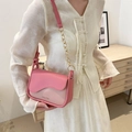 Borsa a tracolla rosa minimalista con patta ondulata e catena dorata per donna - Rosa intenso