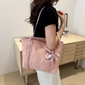 Rosa Tote-Bag mit Plissee-Struktur und modischem Seidenschal an der Schulter - Weiß