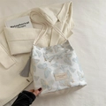 Weiße Schulter-Eimertasche mit blauer Schmetterlingsstickerei und Zierquasten-Detail - Weiß