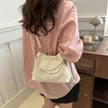 Sac seau blanc crème avec chaîne porté en bandoulière sur un mannequin féminin - Sans Pendentif / Blanc