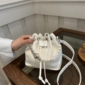 Bolso tipo cubo blanco en piel sintética con asa decorativa de perlas y metal - Blanco