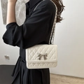 Borsa a tracolla trapuntata crema con fiocco argento e catena elegante per donna - Bianco