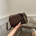 Donkerbruine crossbodytas met asymmetrische flap en gouden kettingaccessoires - Bruin