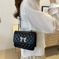 Elegante borsa trapuntata nera con fiocco argento e tracolla a catena raffinata da donna - Nero