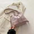 Sac seau en cuir rose clair avec détails de chaîne et cordon de serrage chic - Rose (Sans Charme)
