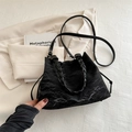 Sac hobo noir moderne avec texture plissée et double bandoulière au design minimaliste - Sans Pendentif / Noir
