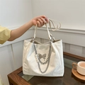 Elegante borsa tote plissettata bianco crema con catena di perle e farfalla - Bianco
