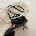 Bolso tipo cubo negro con cordón y asa de perlas con correa de hombro de piel - Negro
