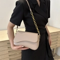 Minimalistische beige crossbodytas met gouden ketting op een zwarte jurk - Khaki