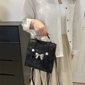 Mochila pequeña negra chic con hebilla de lazo plateada y acabado mate vintage - Negro
