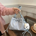 Borsa tote celeste con coulisse, manico intrecciato e ciondolo a forma di pecora - Con Ciondolo / Blu