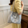 Borsa tote argento stropicciata minimalista con catena farfalla e perla e doppi spallacci - Argento