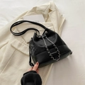 Sac seau noir avec cordon de serrage et chaîne argentée sur blazer blanc - Noir (Sans Pendentif)