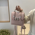 Mochila de cuero mate rosa para mujer con un lazo metálico plateado y asa superior - Rosa