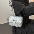 Borsa a tracolla trapuntata argento con fiocco in metallo e sfera decorativa - Argento
