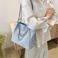 Borsa tote celeste con ciondolo a farfalla, catena argentata e perle decorativi donna - Blu