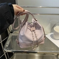 Sac à dos seau chic lilas et rose avec cordon chaîne argentée et logo tendance - Violet (Sans Charme)