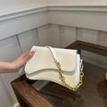 Minimalistische crèmewitte schoudertas met golvende flap en gouden ketting - Wit