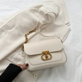 Minimalistische cremefarbene Leder-Schultertasche mit goldener Metallschnalle - Weiß