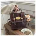 Dettaglio mini borsa retrò a quadri con placca dorata e rifiniture in pelle PU marrone - Marrone
