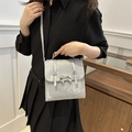 Mochila gris de cuero PU craquelado con hebilla de lazo plateada en modelo - Plateado