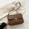 Braune Leder-Umhängetasche im Vintage-Stil mit Goldschnalle und Kettenschultergurt-Detail - Braun