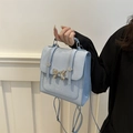 Bolso bandolera azul claro de ante sintético con lazo metálico y correa desmontable - Azul
