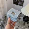 Mini bolso bandolera en textura de mármol gris claro con adorno de mariposa plateada - Plateado
