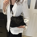 Borsa tote nera a pieghe alla moda con tracolla a catena e simpatico ciondolo - Con Ciondolo / Nero