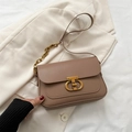 Schicke taupefarbene Schultertasche mit goldenem T-Verschluss und Kettenriemen - Khaki
