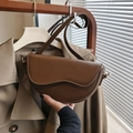 Borsa a sella marrone scuro a forma di luna con pelle sintetica liscia e tracolla chic - Marrone