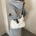 Borsa a mezzaluna bianca in nylon minimalista con etichetta sportiva nera e tracolla - Bianco