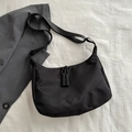 Borsa a tracolla in nylon nero impermeabile con etichetta sportiva e dettagli intrecciati - Nero