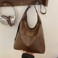 Bolso hobo de cuero PU marrón oscuro con bolsillo de media luna y correa ajustable - Arena