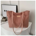 Détail d'un sac cabas en peluche rose avec étiquette FASHION et texture douce - Rose
