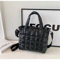 Dettaglio della borsa shopper nera trapuntata con finitura lucida e tracolla regolabile - Nero
