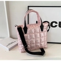 Dettaglio della borsa shopper trapuntata rosa con manici neri e tracolla regolabile - Rosa