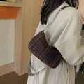 Borsa sottobraccio a quadri retrò con tracolla a catena e cappotto beige lungo - Marrone