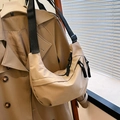 Borsa a mezzaluna minimalista in nylon kaki con tracolla regolabile e tasche multiple - Cachi