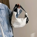 Borsa a mezzaluna in nylon bianco crema con ampia tracolla nera e dettaglio in corda - Bianco