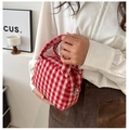 Detailopname van een rood-witte houndstooth wollen handtas met metalen rits - Rood (Met kersthondhanger)