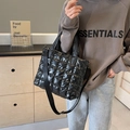 Borsa tote trapuntata nera con tracolla regolabile e grande motivo a rombi - Nero
