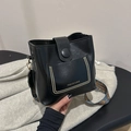 Retro-Eimerbeutel in Schwarz mit Nietenbesatz und gewebtem Schultergurt im Lifestyle - Ohne Anhänger / Schwarz