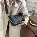 Modische schwarze Beuteltasche aus Leder mit breitem Stoffband und goldener Kette - Schwarz