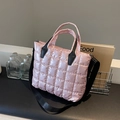 Borsa tote trapuntata rosa con tracolla nera per uno stile casual quotidiano chic - Rosa