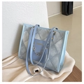 Detailansicht der hellblauen Denim-Tote-Bag mit Steppmuster und floraler goldener Kette - Blau