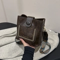 Dunkelbraune Retro-Beuteltasche mit buntem Jacquard-Gurt und Nietendetails - Ohne Anhänger / Kaffeebraun