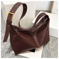 Dettaglio borsa shopper in pelle marrone scuro con tracolla larga e fibbia in metallo oro - Marrone