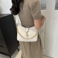 Schicke beige Beuteltasche mit Goldkette und Webband am Modell gezeigt - Weiß